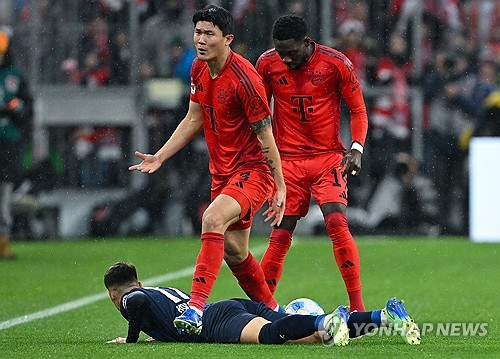 뮌헨이 15일(한국시간) 독일 뮌헨에 있는 사베르너 슈트라세 훈련장에서 호펜하임과의 경기 전 훈련을 진행했다. 이날 김민재도 동료들과 함께 밝은 표정으로 훈련에 임했다. 13일 하루 훈련에 제외된 김민재는 휴식을 취한 뒤 바로 팀 훈련에 복귀해 16일 오전 4시 30분 알리안츠 아레나에서 열리는 호펜하임과의 분데스리가 17라운드에 선발 출전 가능성을 높였다. 연합뉴스