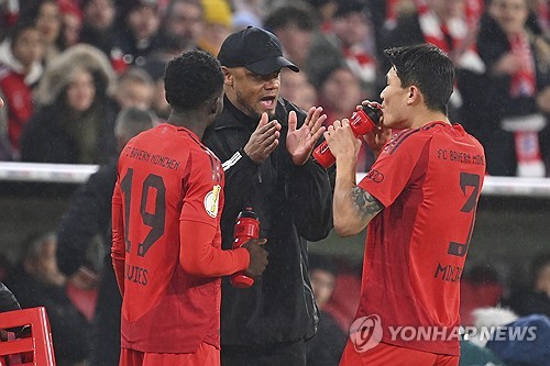 뮌헨이 15일(한국시간) 독일 뮌헨에 있는 사베르너 슈트라세 훈련장에서 호펜하임과의 경기 전 훈련을 진행했다. 이날 김민재도 동료들과 함께 밝은 표정으로 훈련에 임했다. 13일 하루 훈련에 제외된 김민재는 휴식을 취한 뒤 바로 팀 훈련에 복귀해 16일 오전 4시 30분 알리안츠 아레나에서 열리는 호펜하임과의 분데스리가 17라운드에 선발 출전 가능성을 높였다. 연합뉴스