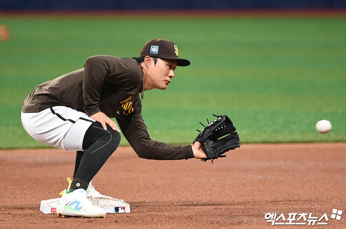 16일 오후 서울 구로구 고척스카이돔에서 '2024 메이저리그 월드투어 서울 시리즈' 샌디에이고 파드리스 훈련이 진행됐다.  이날 훈련에 참석한 샌디에이고 김하성이 수비 훈련을 하고 있다. 엑스포츠뉴스 DB