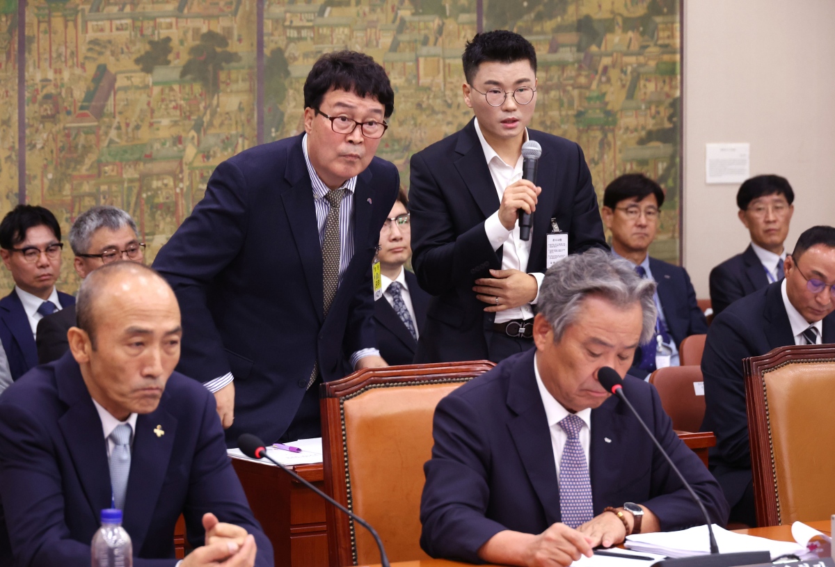 22일 국회에서 열린 문화체육관광위원회 국정감사에서 김택규 대한배드민턴협회장(왼쪽)과 민경국 스포츠에이전시 대표가 안세영 선수와 관련 의원 질의에 답하고 있다. 연합뉴스22일 국회에서 열린 문화체육관광위원회 국정감사에서 김택규 대한배드민턴협회장(왼쪽)과 민경국 스포츠에이전시 대표가 안세영 선수와 관련 의원 질의에 답하고 있다. 연합뉴스