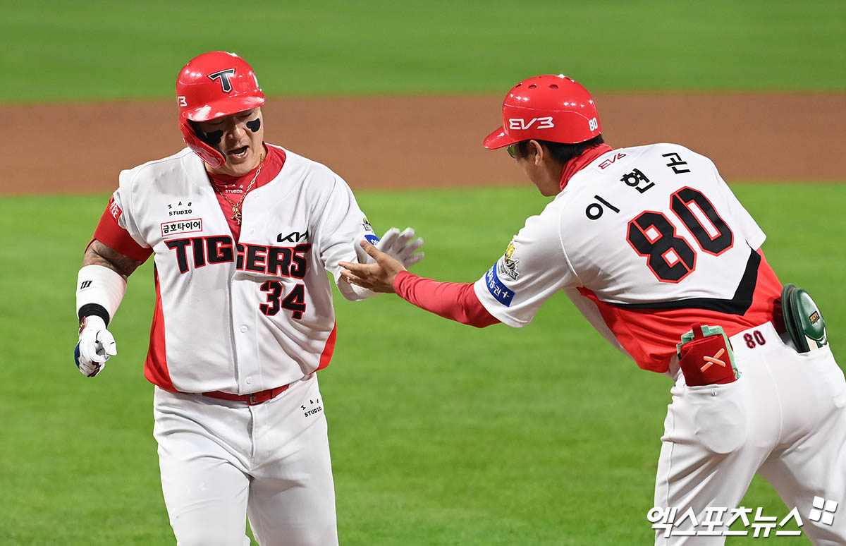 28일 오후 광주기아챔피언스필드에서 열린 '2024 신한 SOL Bank KBO 한국시리즈' 삼성 라이온즈와 KIA 타이거즈의 5차전 경기, 5회말 KIA 선두타자 최형우가 삼성 김태훈 상대로 솔로 홈런을 때려낸 뒤 홈에서 이현곤 주루코치와 하이파이브를 나누고 있다. 엑스포츠뉴스 DB