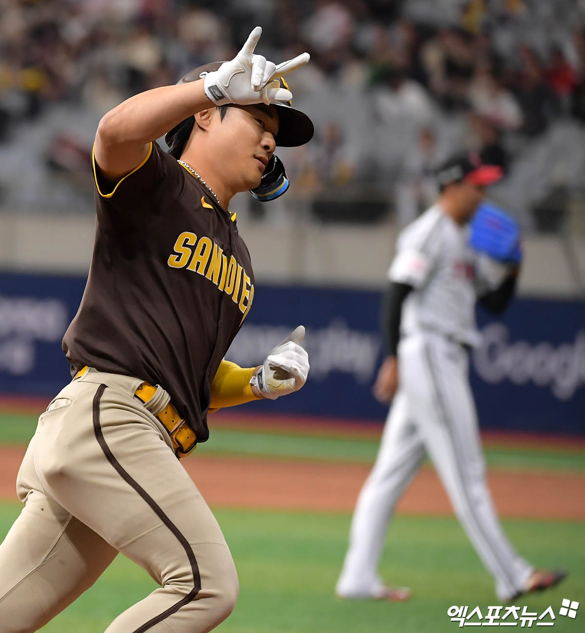 18일 오후 서울 구로구 고척스카이돔에서 열린 '메이저리그 월드투어 서울시리즈 2024' 스페셜 매치 샌디에이고 파드리스와 LG 트윈스의 경기, 6회초 1사 1루 샌디에이고 김하성이 LG 정우영 상대로 투런 홈런을 때려낸 뒤 세리머니를 하고 있다. 엑스포츠뉴스 DB