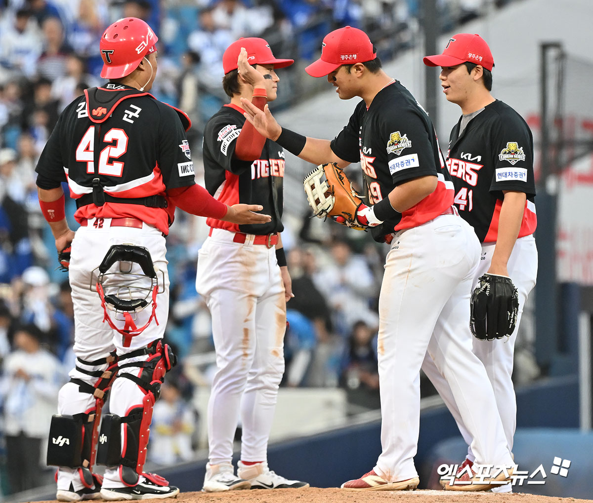 26일 오후 대구삼성라이온즈파크에서 열린 '2024 신한 SOL Bank KBO 한국시리즈' KIA 타이거즈와 삼성 라이온즈의 4차전 경기, KIA가 김태군의 만루 홈런에 힘입어 삼성에 9:2로 승리하며 통합우승까지 1승만을 남겨뒀다.  이날 경기에서 승리한 KIA 선수들이 기뻐하고 있다. 엑스포츠뉴스 DB