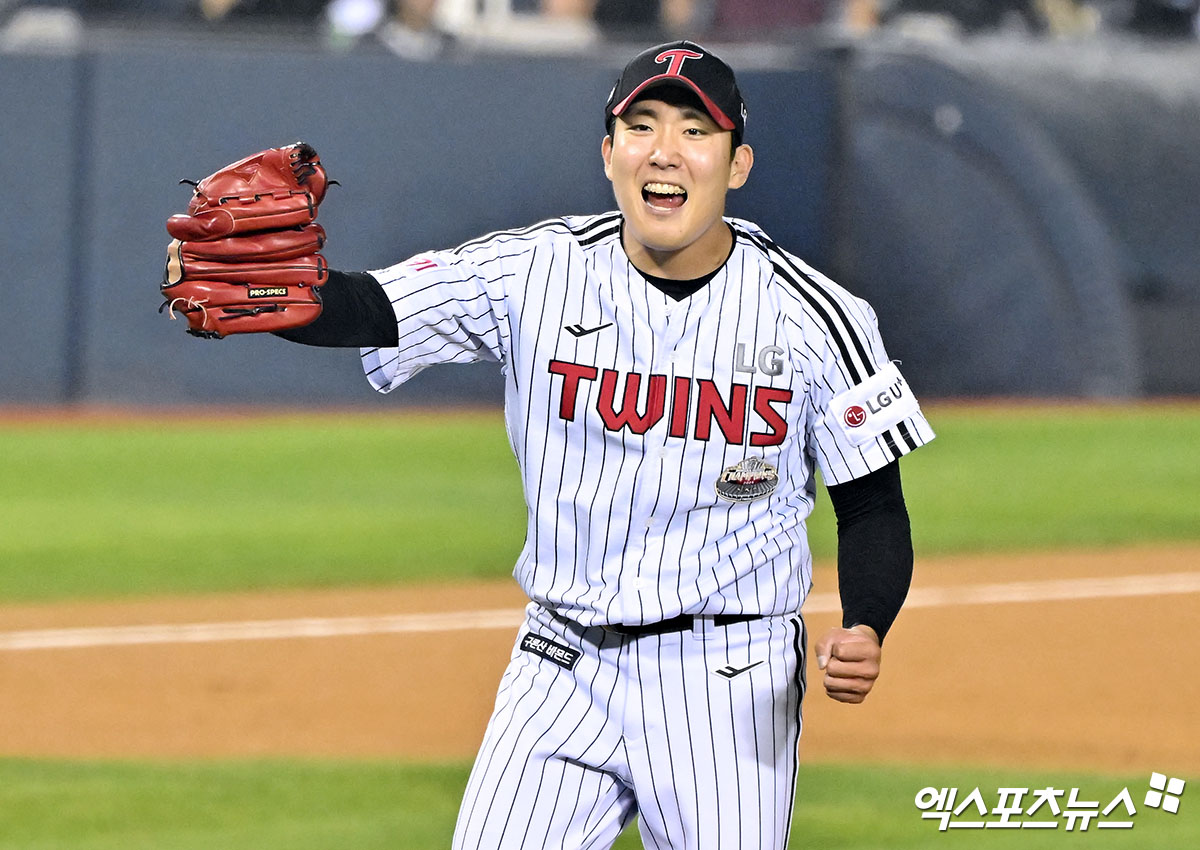 11일 오후 서울 송파구 잠실야구장에서 열린 '2024 신한 SOL Bank KBO 포스트시즌' KT 위즈와 LG 트윈스의 준플레이오프 5차전 경기, 7회초 수비를 마친 LG 손주영이 포효하고 있다. 엑스포츠뉴스DB