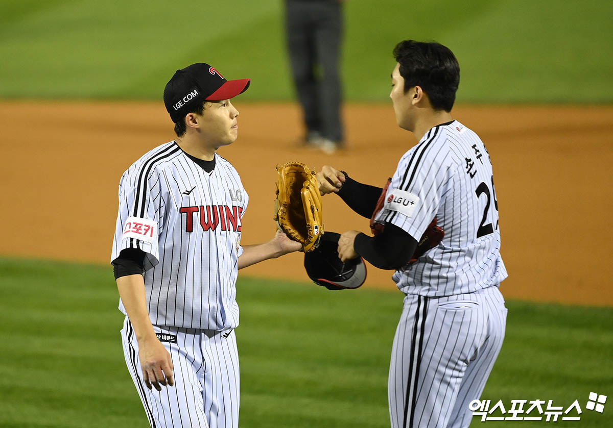 11일 오후 서울 송파구 잠실야구장에서 열린 '2024 신한 SOL Bank KBO 포스트시즌' KT 위즈와 LG 트윈스의 경기, 7회초 무사 1,2루 LG 선발투수 임찬규가 강판되어 마운드를 내려가고 있다. 엑스포츠뉴스DB