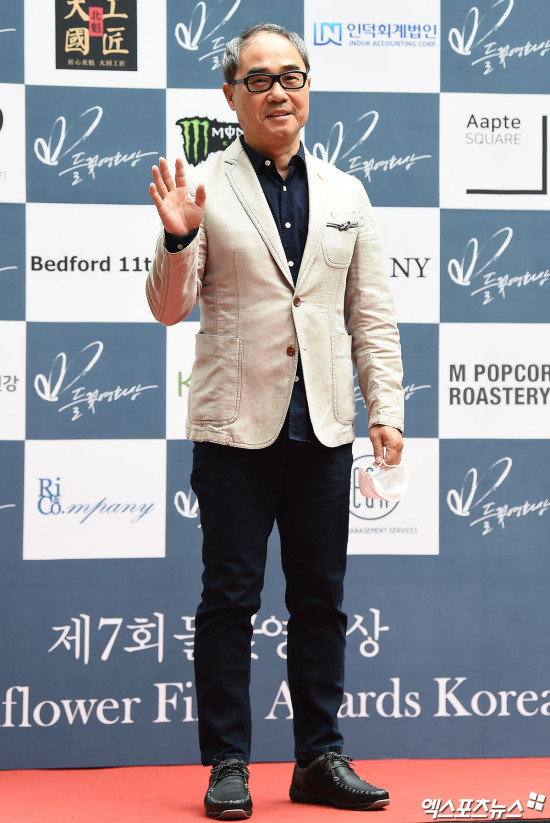 강신일 영화 시상식 행사에서 손 흔드는 모습