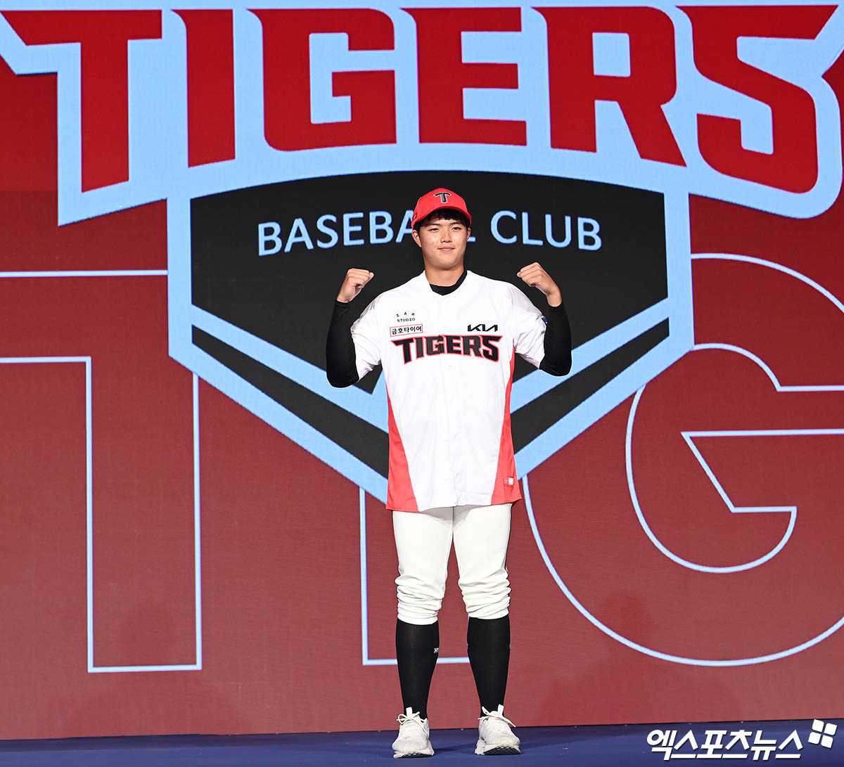 11일 오후 서울 신천동 롯데호텔 월드에서 열린 '2025 KBO 신인 드래프트'에 참석한 덕수고 김태형이 1라운드 5순위로 KIA에 지명된 뒤 기념 촬영을 하고 있다. 엑스포츠뉴스 DB