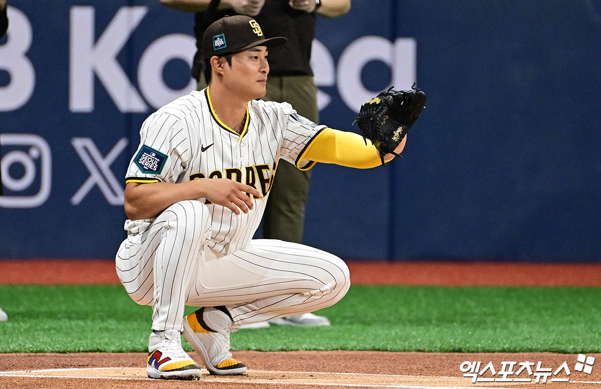 20일 오후 서울 구로구 고척스카이돔에서 열리는 '메이저리그(MLB) 월드투어 서울시리즈 2024' LA 다저스와 샌디에이고 파드리스의 개막전 경기에 앞서 샌디에이고 김하성이 시포에 나서고 있다. 엑스포츠뉴스 DB