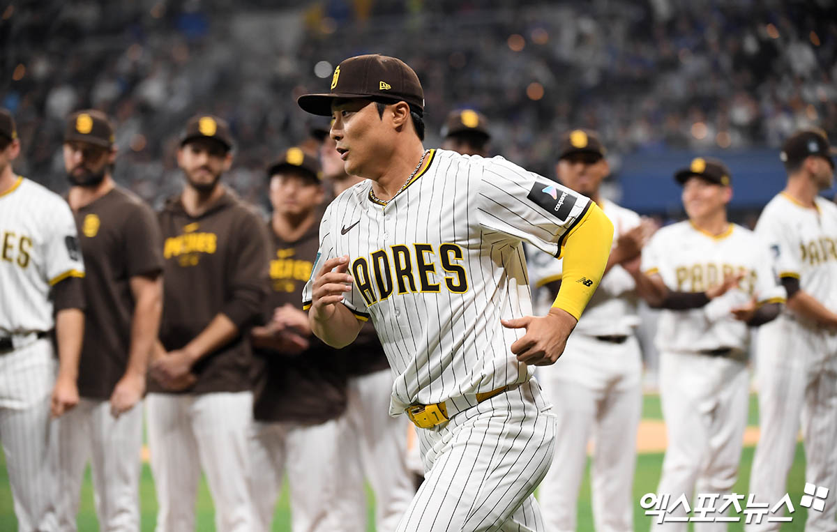 20일 오후 서울 구로구 고척스카이돔에서 열리는 '메이저리그(MLB) 월드투어 서울시리즈 2024' LA 다저스와 샌디에이고 파드리스의 개막전 경기에 앞서 샌디에이고 김하성이 그라운드에 도열하고 있다. 엑스포츠뉴스 DB