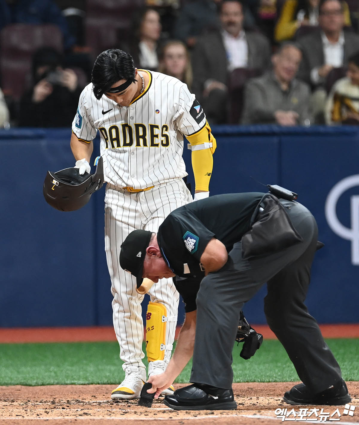 20일 오후 서울 구로구 고척스카이돔에서 열리는 '메이저리그(MLB) 월드투어 서울시리즈 2024' LA 다저스와 샌디에이고 파드리스의 개막전 경기, 2회말 1사 샌디에이고 김하성이 타석에 들어서자 주심 랜스 바크스데일이 홈플레이트를 정리하고 있다. 엑스포츠뉴스 DB