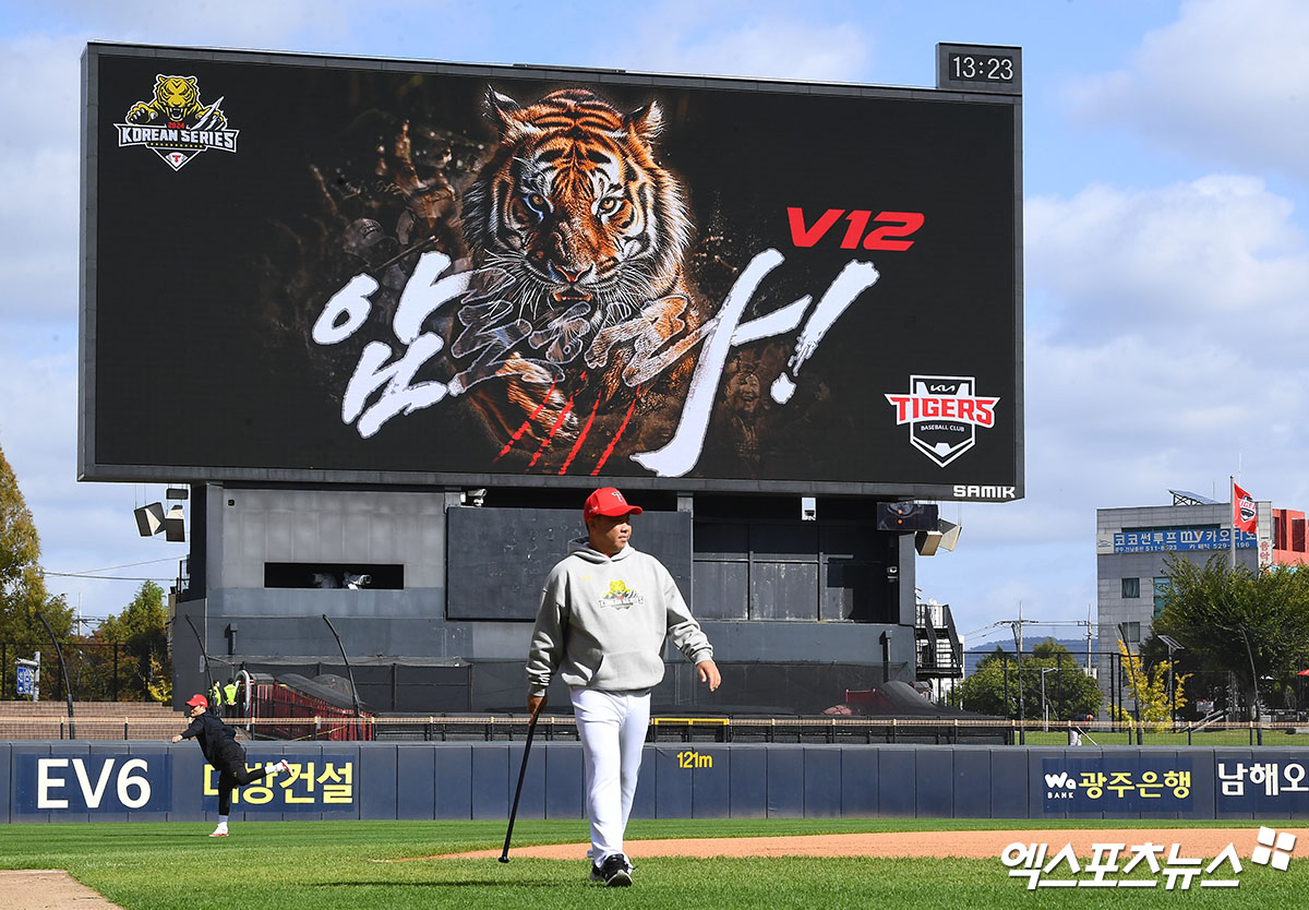 23일 오후 광주기아챔피언스필드에서 열리는 '2024 신한 SOL Bank KBO 한국시리즈' 삼성 라이온즈와 KIA 타이거즈의 1차전 서스펜디드 경기, KIA 이범호 감독이 그라운드를 걷고 있다. 엑스포츠뉴스 DB