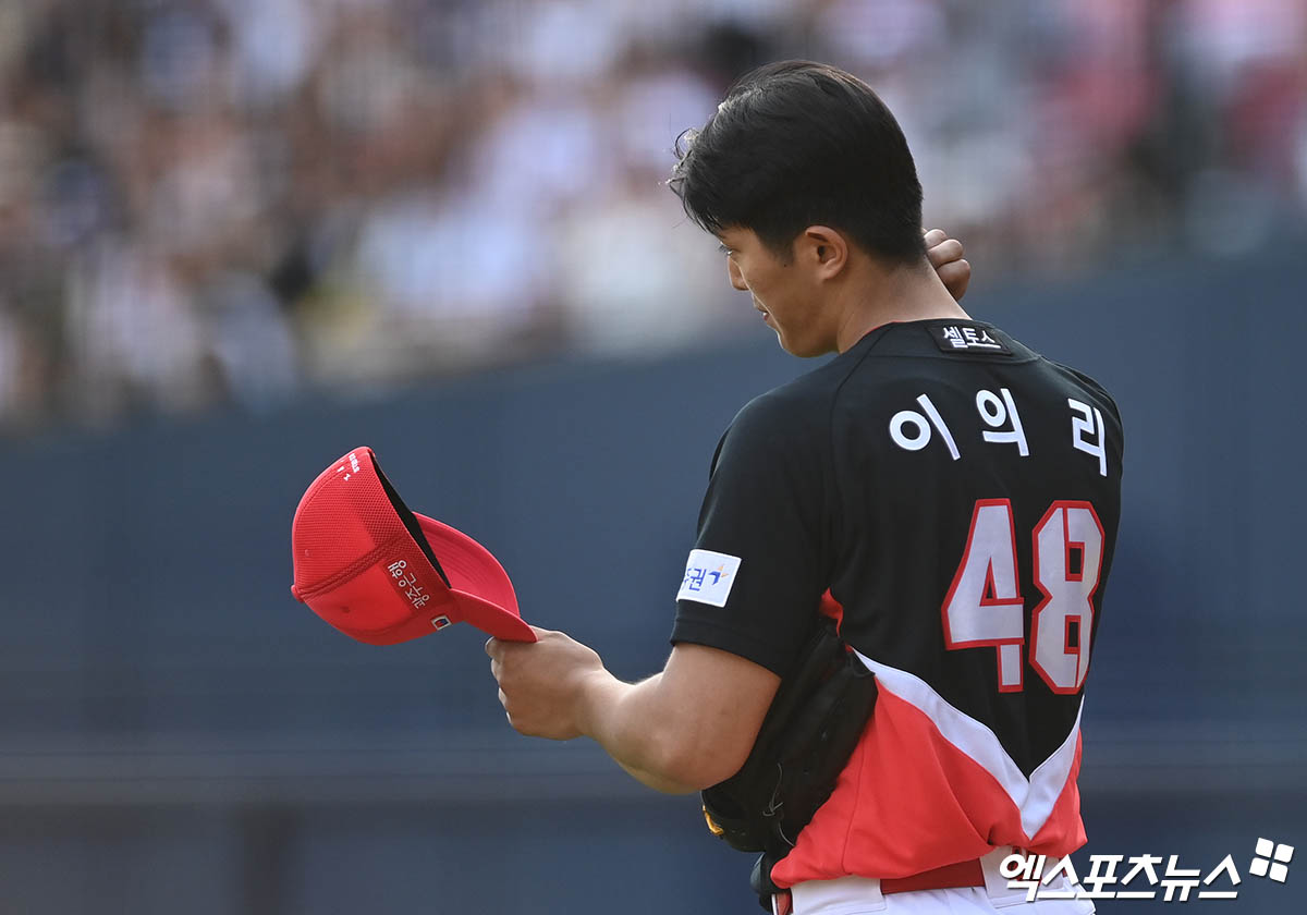  10일 오후 서울 송파구 잠실야구장에서 열린 '2023 신한은행 SOL KBO리그' KIA 타이거즈와 두산 베어스의 경기, 3회말 1사 만루 KIA 선발투수 이의리가 두산 양석환에게 1타점 희생 플라이를 허용한 뒤 2:3으로 역전된 스코어에 아쉬워하고 있다. 엑스포츠뉴스 DB