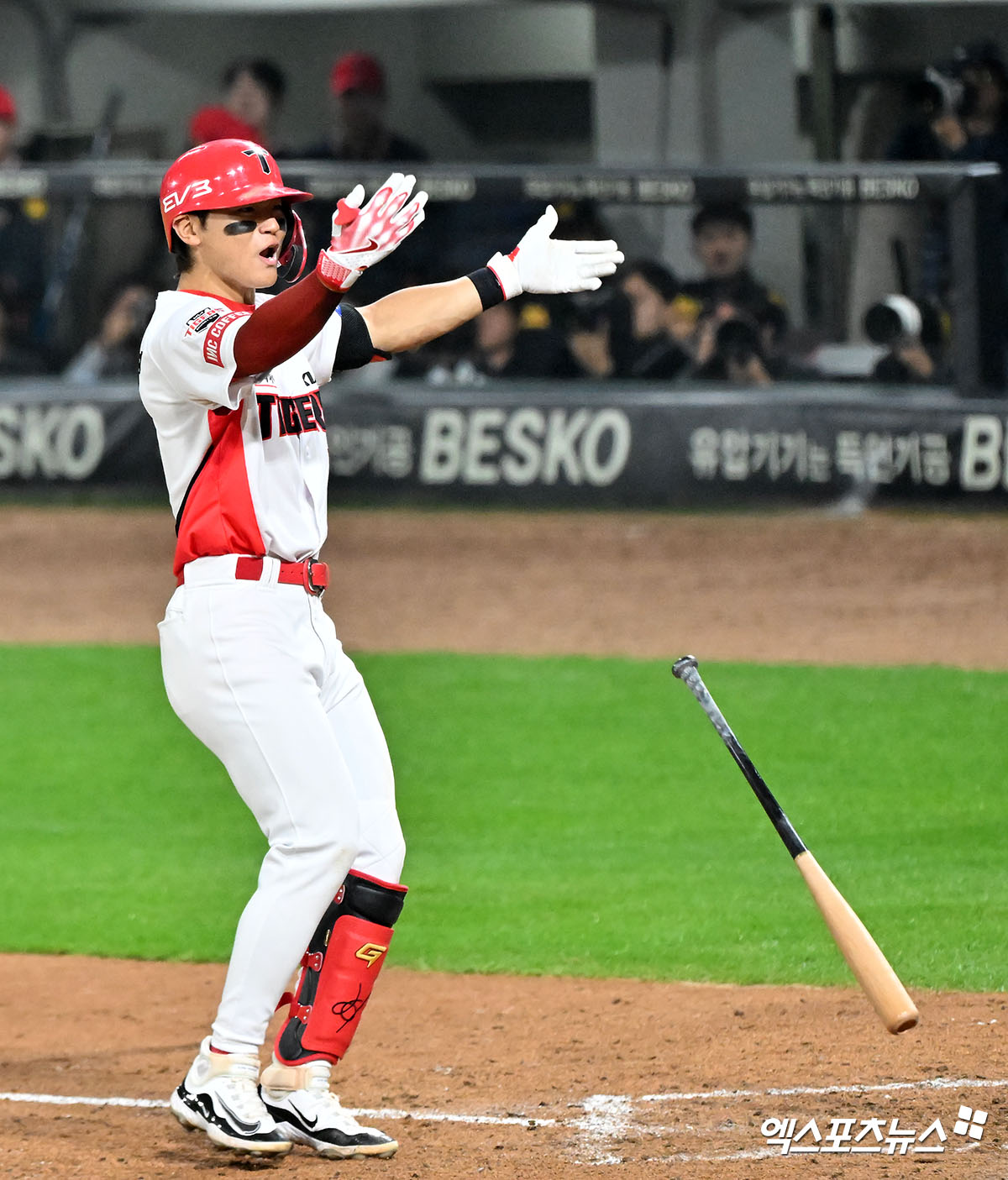 28일 오후 광주기아챔피언스필드에서 열린 '2024 신한 SOL Bank KBO 한국시리즈' 삼성 라이온즈와 KIA 타이거즈의 5차전 경기, 5회말 2사 만루 KIA 김도영이 삼성 김윤수의 폭투때 주자들을 불러들이고 있다. 엑스포츠뉴스 DB