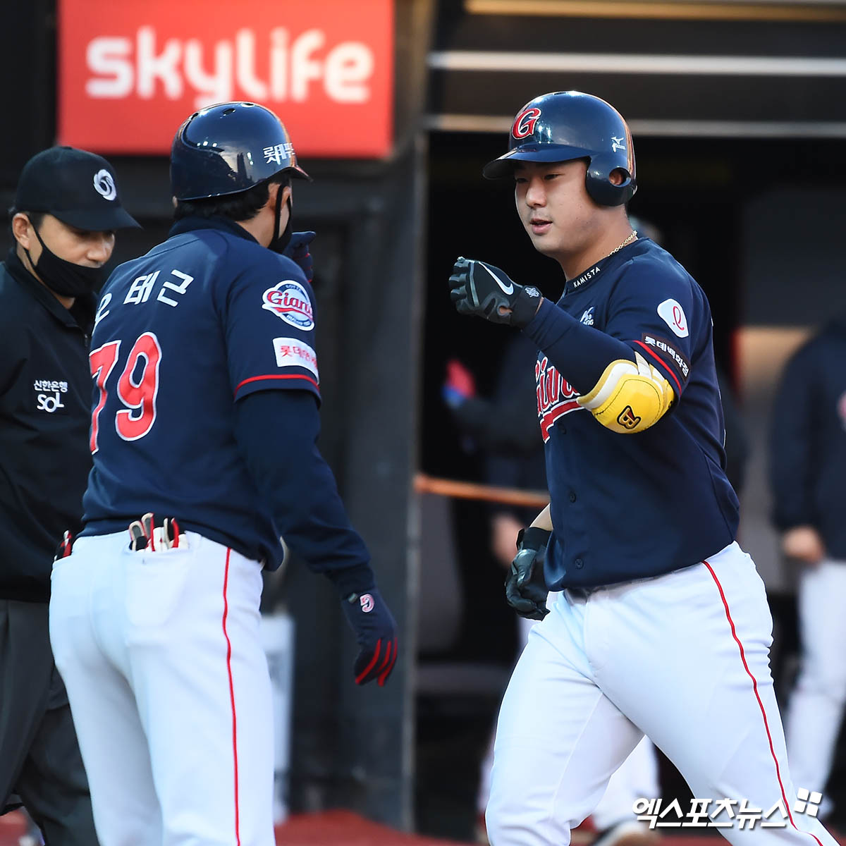 25일 오후 수원kt위즈파크에서 열린 ‘2020 신한은행 SOL KBO 리그’ 롯데 자이언츠와 kt 위즈의 경기, kt가 선발투수 배제성의 호투와 유한준의 스리런 홈런에 힘입어 롯데를 상대로 10:5로 승리하며 창단 첫 가을야구 진출을 확정지었다.   9회초 2사 롯데 강태율이 솔로 홈런을 날리고 오태근 코치와 기쁨을 나누고 있다. 엑스포츠뉴스 DB