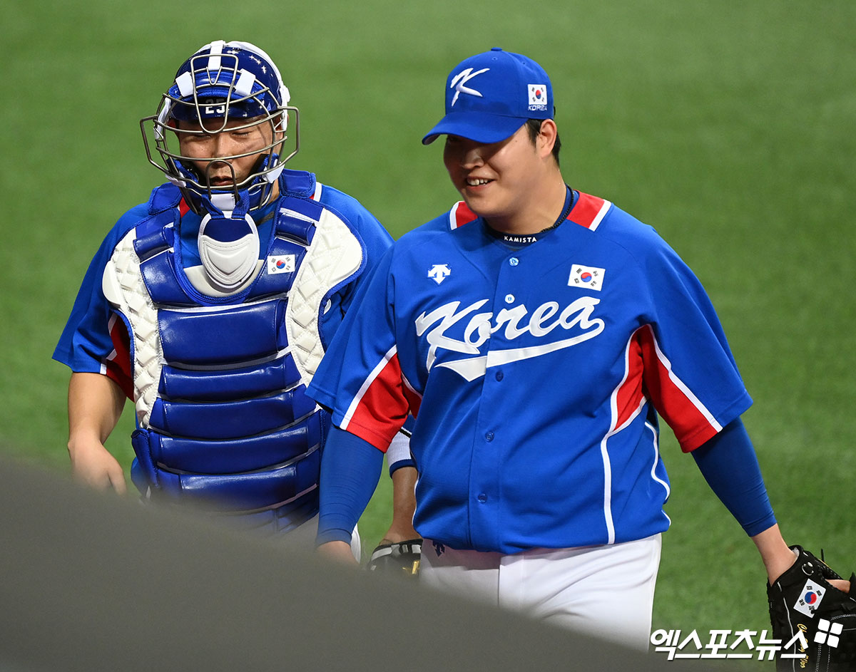 23일 오후 서울 구로구 고척스카이돔에서 열린 야구대표팀과 상무의 평가전 경기, 8회말 수비를 마친 대한민국 양의지와 조상우가 대화를 나누고 있다. 엑스포츠뉴스 DB