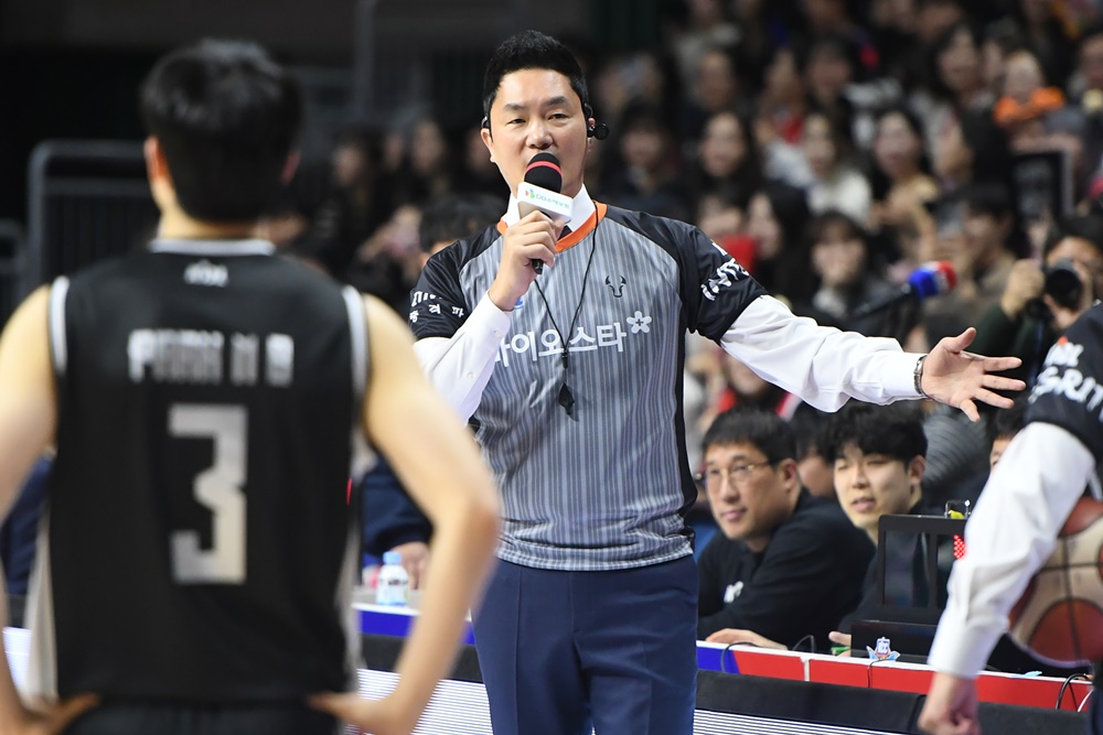 '2024-2025시즌 KCC 프로농구 올스타전'이 19일 부산 사직체육관에서 열렸다. 2쿼터 전희철 크블몽 감독이 심판으로 나섰다. KBL