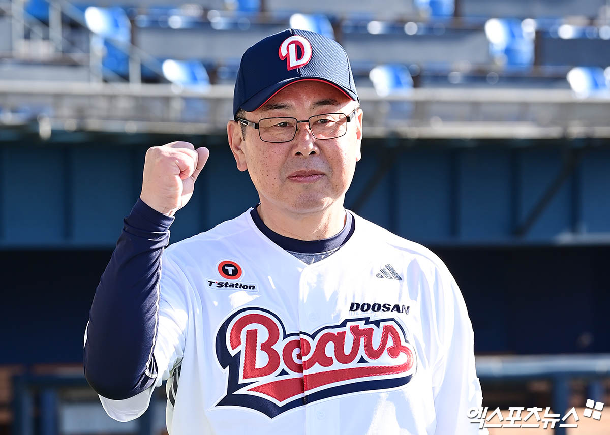 15일 오전 서울 송파구 잠실야구장에서 진행된 '2025 두산 베어스 창단 기념식'에 참석한 두산 니무라 토오루 퓨처스 총괄코치가 그라운드에서 기념 촬영을 하고 있다. 엑스포츠뉴스 DB