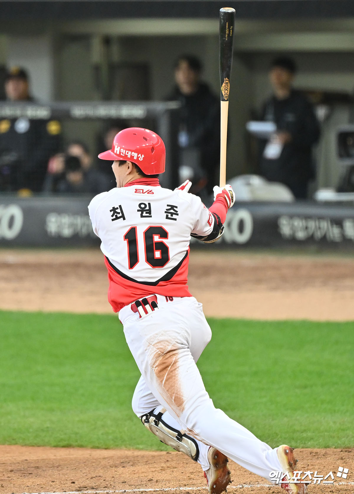 23일 오후 광주기아챔피언스필드에서 열린 '2024 신한 SOL Bank KBO 한국시리즈' 삼성 라이온즈와 KIA 타이거즈의 1차전 서스펜디드 경기, 8회말 2사 KIA 최원준이 우전안타를 날리고 있다. 엑스포츠뉴스 DB