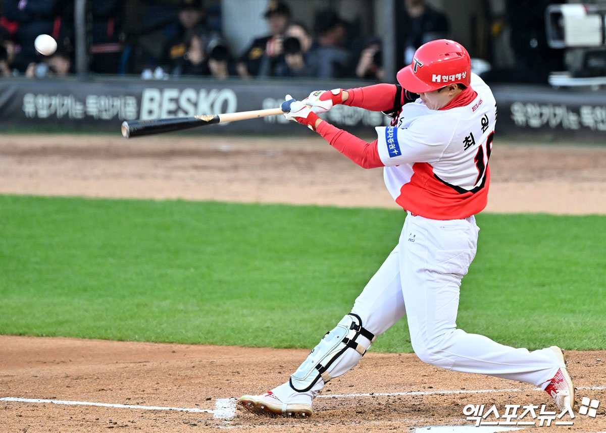 23일 오후 광주기아챔피언스필드에서 열린 '2024 신한 SOL Bank KBO 한국시리즈' 삼성 라이온즈와 KIA 타이거즈의 1차전 서스펜디드 경기, 7회말 무사 1루 KIA 최원준이 우전안타를 날리고 있다. 엑스포츠뉴스 DB