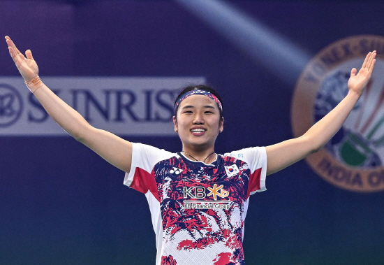 여자단식 세계랭킹 1위 안세영이 세계배드민턴연맹(BWF) 월드투어 슈퍼 750 인도오픈 여자 단식에서 우승했다. 안세영은 19일 인도 뉴델리에서 열린 결승전에서 포른파위 초추웡을 게임스코어 2-0으로 완파했다. 안세영은 지난 12일 끝난 말레이시아오픈에서 올해 첫 우승을 차지한 것에 이어 2주 연속으로 트로피를 들어 올렸다. 안세영은 지난해 여름 파리 올림픽에서 금메달을 목에 건 이후 대한배드민턴협회와 대표팀 운영을 직격하는 '작심 발언'으로 거센 후폭풍을 몰고 왔다. 이후 복귀, 지난해 왕중왕전인 월드투어 파이널 4강 진출 등으로 컨디션을 끌어올렸고 새해 들어 두 대회 연속 제패에 성공했다. 연합뉴스