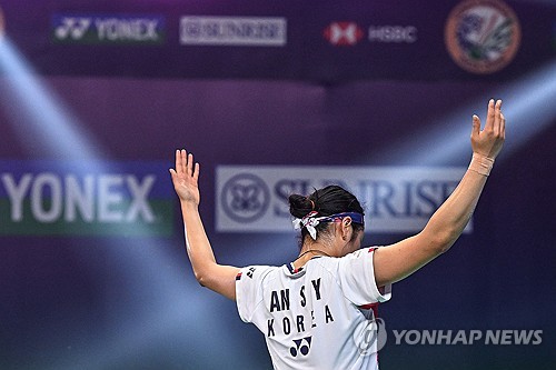 여자단식 세계랭킹 1위 안세영이 세계배드민턴연맹(BWF) 월드투어 슈퍼 750 인도오픈 여자 단식에서 우승했다. 안세영은 19일 인도 뉴델리에서 열린 결승전에서 포른파위 초추웡을 게임스코어 2-0으로 완파했다. 안세영은 지난 12일 끝난 말레이시아오픈에서 올해 첫 우승을 차지한 것에 이어 2주 연속으로 트로피를 들어 올렸다. 안세영은 지난해 여름 파리 올림픽에서 금메달을 목에 건 이후 대한배드민턴협회와 대표팀 운영을 직격하는 '작심 발언'으로 거센 후폭풍을 몰고 왔다. 이후 복귀, 지난해 왕중왕전인 월드투어 파이널 4강 진출 등으로 컨디션을 끌어올렸고 새해 들어 두 대회 연속 제패에 성공했다. 연합뉴스