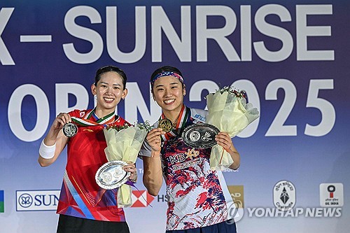 여자단식 세계랭킹 1위 안세영이 세계배드민턴연맹(BWF) 월드투어 슈퍼 750 인도오픈 여자 단식에서 우승했다. 안세영은 19일 인도 뉴델리에서 열린 결승전에서 포른파위 초추웡을 게임스코어 2-0으로 완파했다. 안세영은 지난 12일 끝난 말레이시아오픈에서 올해 첫 우승을 차지한 것에 이어 2주 연속으로 트로피를 들어 올렸다. 안세영은 지난해 여름 파리 올림픽에서 금메달을 목에 건 이후 대한배드민턴협회와 대표팀 운영을 직격하는 '작심 발언'으로 거센 후폭풍을 몰고 왔다. 이후 복귀, 지난해 왕중왕전인 월드투어 파이널 4강 진출 등으로 컨디션을 끌어올렸고 새해 들어 두 대회 연속 제패에 성공했다. 연합뉴스