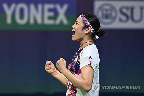 여자단식 세계랭킹 1위 안세영이 세계배드민턴연맹(BWF) 월드투어 슈퍼 750 인도오픈 여자 단식에서 우승했다. 안세영은 19일 인도 뉴델리에서 열린 결승전에서 포른파위 초추웡을 게임스코어 2-0으로 완파했다. 안세영은 지난 12일 끝난 말레이시아오픈에서 올해 첫 우승을 차지한 것에 이어 2주 연속으로 트로피를 들어 올렸다. 안세영은 지난해 여름 파리 올림픽에서 금메달을 목에 건 이후 대한배드민턴협회와 대표팀 운영을 직격하는 '작심 발언'으로 거센 후폭풍을 몰고 왔다. 이후 복귀, 지난해 왕중왕전인 월드투어 파이널 4강 진출 등으로 컨디션을 끌어올렸고 새해 들어 두 대회 연속 제패에 성공했다. 연합뉴스