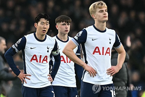 한국 축구 간판 손흥민이 풀타임을 소화했지만 토트넘 홋스퍼의 잉글랜드 프로축구 프리미어리그(EPL) 3연패를 막지 못했다. 안지 포스테코글루 감독이 지휘하는 토트넘은 19일(현지시간) 영국 리버풀의 구디슨 파크에서 열린 2024-2025 EPL 22라운드 원정 경기에서 에버턴에 2-3으로 패했다. 전반에만 3골을 내주며 패색이 짙어진 토트넘은 기울어진 전황을 뒤집지 못하고 고개를 숙였다. 사진 연합뉴스