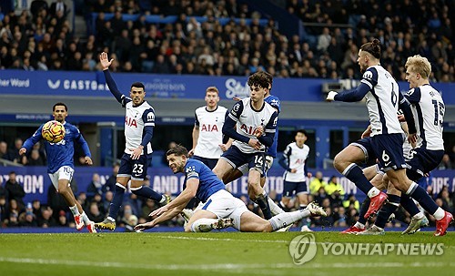 한국 축구 간판 손흥민이 풀타임을 소화했지만 토트넘 홋스퍼의 잉글랜드 프로축구 프리미어리그(EPL) 3연패를 막지 못했다. 안지 포스테코글루 감독이 지휘하는 토트넘은 19일(현지시간) 영국 리버풀의 구디슨 파크에서 열린 2024-2025 EPL 22라운드 원정 경기에서 에버턴에 2-3으로 패했다. 전반에만 3골을 내주며 패색이 짙어진 토트넘은 기울어진 전황을 뒤집지 못하고 고개를 숙였다. 사진 연합뉴스