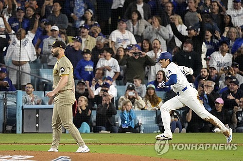 FA 투수 스콧(왼쪽)은 20일(한국시간) 다저스와 4년 7200만 달러 규모 계약에 합의했다. 다저스는 비시즌 또 하나의 보강을 이뤄내며 왕조 구축의 목표를 이뤄냈다. 연합뉴스 AP