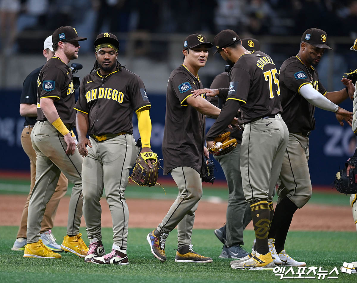 서울 구로구 고척스카이돔에서 열린 '메이저리그(MLB) 월드투어 서울시리즈 2024' LA 다저스와 샌디에이고 파드리스의 경기, 샌디에이고가 15:11의 스코어로 승리했다. 경기 종료 후 샌디에이고 김하성이 동료들과 승리 하이파이브를 나누고 있다. 엑스포츠뉴스DB