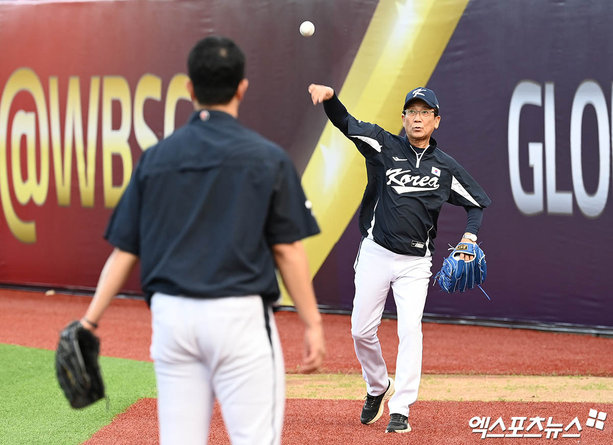  9일 오후 대만 타이베이 티엔무 야구장에서 '2024 WBSC(세계야구소프트볼연맹) 프리미어12'에 출전하는 대한민국 야구 국가대표팀의 훈련이 진행됐다.   최일언 투수코치가 유영찬을 지도하고 있다. 엑스포츠뉴스 DB