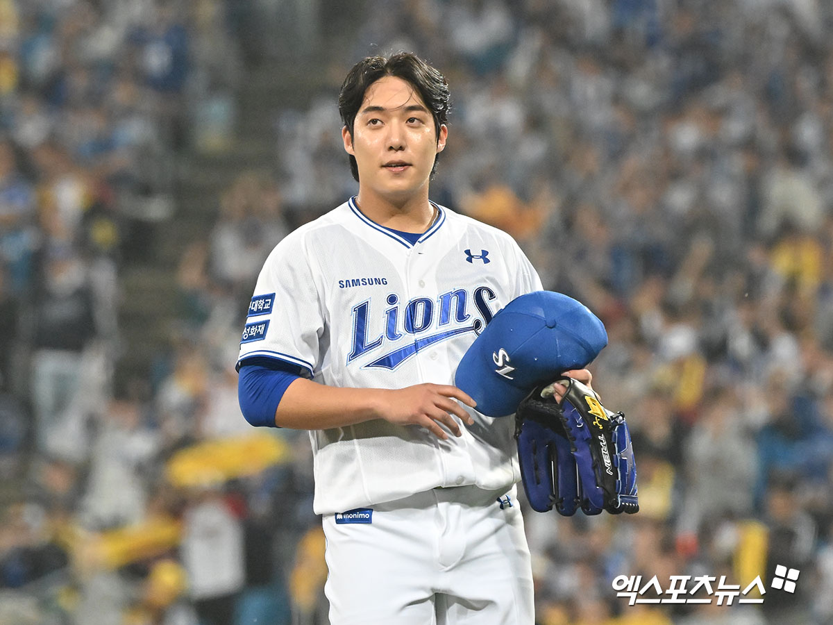 15일 오후 대구삼성라이온즈파크에서 열린 '2024 신한 SOL Bank KBO 포스트시즌' LG 트윈스와 삼성 라이온즈의 플레이오프 2차전 경기, 7회초 2사 만루 삼성 선발투수 원태인이 마운드를 내려오고 있다. 엑스포츠뉴스 DB