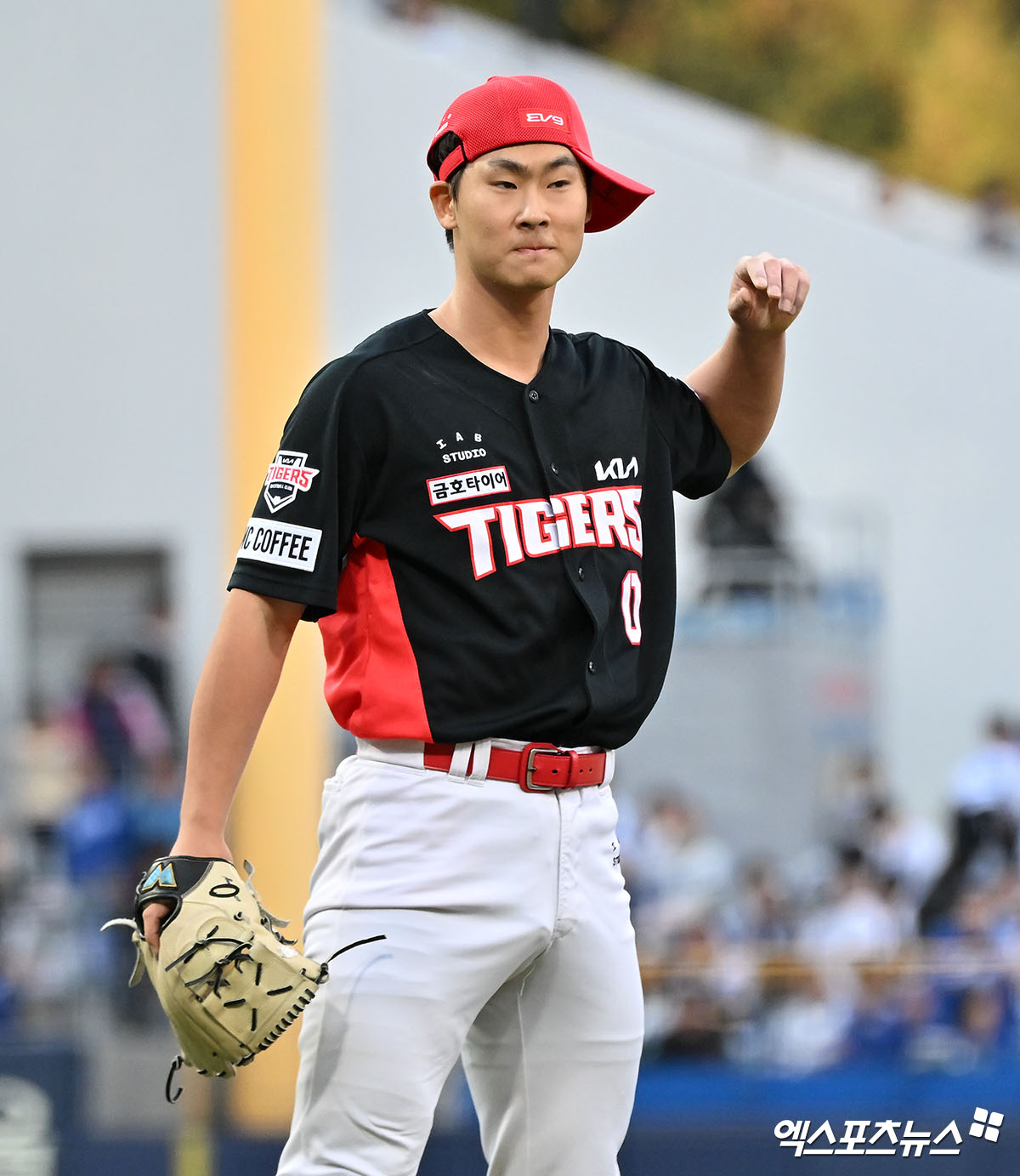 26일 오후 대구삼성라이온즈파크에서 열린 '2024 신한 SOL Bank KBO 한국시리즈' KIA 타이거즈와 삼성 라이온즈의 4차전 경기, 8회말 수비를 마친 KIA 곽도규가 기뻐하고 있다. 엑스포츠뉴스 DB