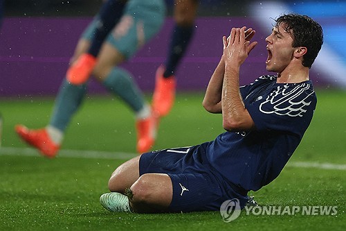 이강인은 웃지 못했지만 그의 소속팀 파리 생제르맹(PSG)은 대어 맨체스터 시티를 누르면서 유럽축구연맹(UEFA) 챔피언스리그 토너먼트 진출 가능성을 높였다. 스페인 출신 루이스 엔리케 감독이 이끄는 PSG는 23일 프랑스 파리의 파르크 데 프랭스에서 열린 맨시티와의 2024-2025시즌 UCL 리그 페이즈 7차전 홈 경기서 2골을 먼저 내주고도 내리 4골을 넣으며 짜릿한 역전승을 거뒀다. PSG는 이날 승리로 3승 1무 3패를 기록하면서 리그 페이즈 36개팀 중 상위 24개팀이 오르는 토너먼트 티켓 진출 확률을 높였다. 다만 이강인은 이날 선발로 출전한 뒤 후반 시작과 함께 우스만 뎀벨레로 교체되는 등 전체적으로 부진했다. 연합뉴스