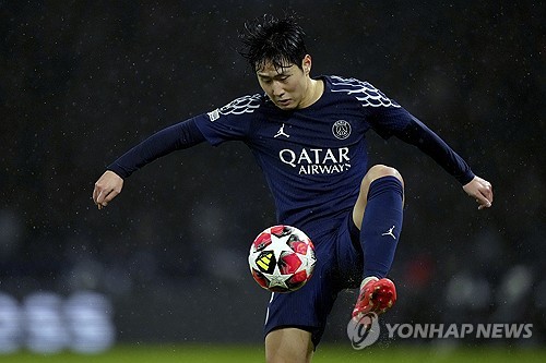 이강인은 웃지 못했지만 그의 소속팀 파리 생제르맹(PSG)은 대어 맨체스터 시티를 누르면서 유럽축구연맹(UEFA) 챔피언스리그 토너먼트 진출 가능성을 높였다. 스페인 출신 루이스 엔리케 감독이 이끄는 PSG는 23일 프랑스 파리의 파르크 데 프랭스에서 열린 맨시티와의 2024-2025시즌 UCL 리그 페이즈 7차전 홈 경기서 2골을 먼저 내주고도 내리 4골을 넣으며 짜릿한 역전승을 거뒀다. PSG는 이날 승리로 3승 1무 3패를 기록하면서 리그 페이즈 36개팀 중 상위 24개팀이 오르는 토너먼트 티켓 진출 확률을 높였다. 다만 이강인은 이날 선발로 출전한 뒤 후반 시작과 함께 우스만 뎀벨레로 교체되는 등 전체적으로 부진했다. 연합뉴스