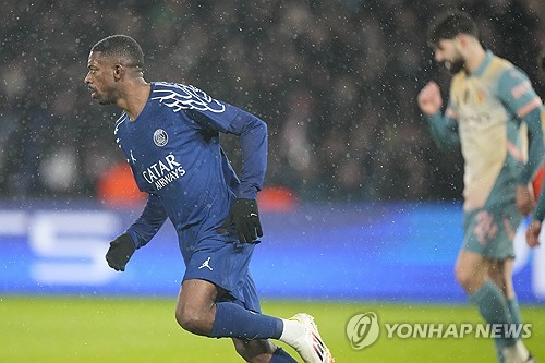 이강인은 웃지 못했지만 그의 소속팀 파리 생제르맹(PSG)은 대어 맨체스터 시티를 누르면서 유럽축구연맹(UEFA) 챔피언스리그 토너먼트 진출 가능성을 높였다. 스페인 출신 루이스 엔리케 감독이 이끄는 PSG는 23일 프랑스 파리의 파르크 데 프랭스에서 열린 맨시티와의 2024-2025시즌 UCL 리그 페이즈 7차전 홈 경기서 2골을 먼저 내주고도 내리 4골을 넣으며 짜릿한 역전승을 거뒀다. PSG는 이날 승리로 3승 1무 3패를 기록하면서 리그 페이즈 36개팀 중 상위 24개팀이 오르는 토너먼트 티켓 진출 확률을 높였다. 다만 이강인은 이날 선발로 출전한 뒤 후반 시작과 함께 우스만 뎀벨레로 교체되는 등 전체적으로 부진했다. 연합뉴스