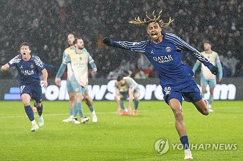 이강인은 웃지 못했지만 그의 소속팀 파리 생제르맹(PSG)은 대어 맨체스터 시티를 누르면서 유럽축구연맹(UEFA) 챔피언스리그 토너먼트 진출 가능성을 높였다. 스페인 출신 루이스 엔리케 감독이 이끄는 PSG는 23일 프랑스 파리의 파르크 데 프랭스에서 열린 맨시티와의 2024-2025시즌 UCL 리그 페이즈 7차전 홈 경기서 2골을 먼저 내주고도 내리 4골을 넣으며 짜릿한 역전승을 거뒀다. PSG는 이날 승리로 3승 1무 3패를 기록하면서 리그 페이즈 36개팀 중 상위 24개팀이 오르는 토너먼트 티켓 진출 확률을 높였다. 다만 이강인은 이날 선발로 출전한 뒤 후반 시작과 함께 우스만 뎀벨레로 교체되는 등 전체적으로 부진했다. 연합뉴스