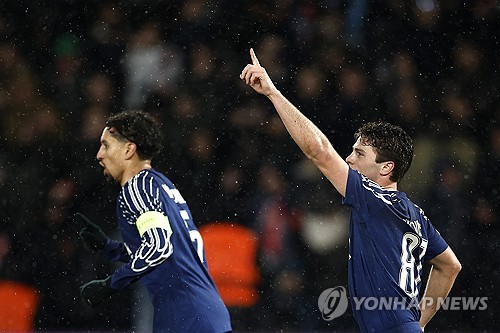 이강인은 웃지 못했지만 그의 소속팀 파리 생제르맹(PSG)은 대어 맨체스터 시티를 누르면서 유럽축구연맹(UEFA) 챔피언스리그 토너먼트 진출 가능성을 높였다. 스페인 출신 루이스 엔리케 감독이 이끄는 PSG는 23일 프랑스 파리의 파르크 데 프랭스에서 열린 맨시티와의 2024-2025시즌 UCL 리그 페이즈 7차전 홈 경기서 2골을 먼저 내주고도 내리 4골을 넣으며 짜릿한 역전승을 거뒀다. PSG는 이날 승리로 3승 1무 3패를 기록하면서 리그 페이즈 36개팀 중 상위 24개팀이 오르는 토너먼트 티켓 진출 확률을 높였다. 다만 이강인은 이날 선발로 출전한 뒤 후반 시작과 함께 우스만 뎀벨레로 교체되는 등 전체적으로 부진했다. 연합뉴스