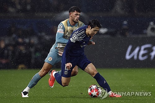 이강인은 웃지 못했지만 그의 소속팀 파리 생제르맹(PSG)은 대어 맨체스터 시티를 누르면서 유럽축구연맹(UEFA) 챔피언스리그 토너먼트 진출 가능성을 높였다. 스페인 출신 루이스 엔리케 감독이 이끄는 PSG는 23일 프랑스 파리의 파르크 데 프랭스에서 열린 맨시티와의 2024-2025시즌 UCL 리그 페이즈 7차전 홈 경기서 2골을 먼저 내주고도 내리 4골을 넣으며 짜릿한 역전승을 거뒀다. PSG는 이날 승리로 3승 1무 3패를 기록하면서 리그 페이즈 36개팀 중 상위 24개팀이 오르는 토너먼트 티켓 진출 확률을 높였다. 다만 이강인은 이날 선발로 출전한 뒤 후반 시작과 함께 우스만 뎀벨레로 교체되는 등 전체적으로 부진했다. 연합뉴스