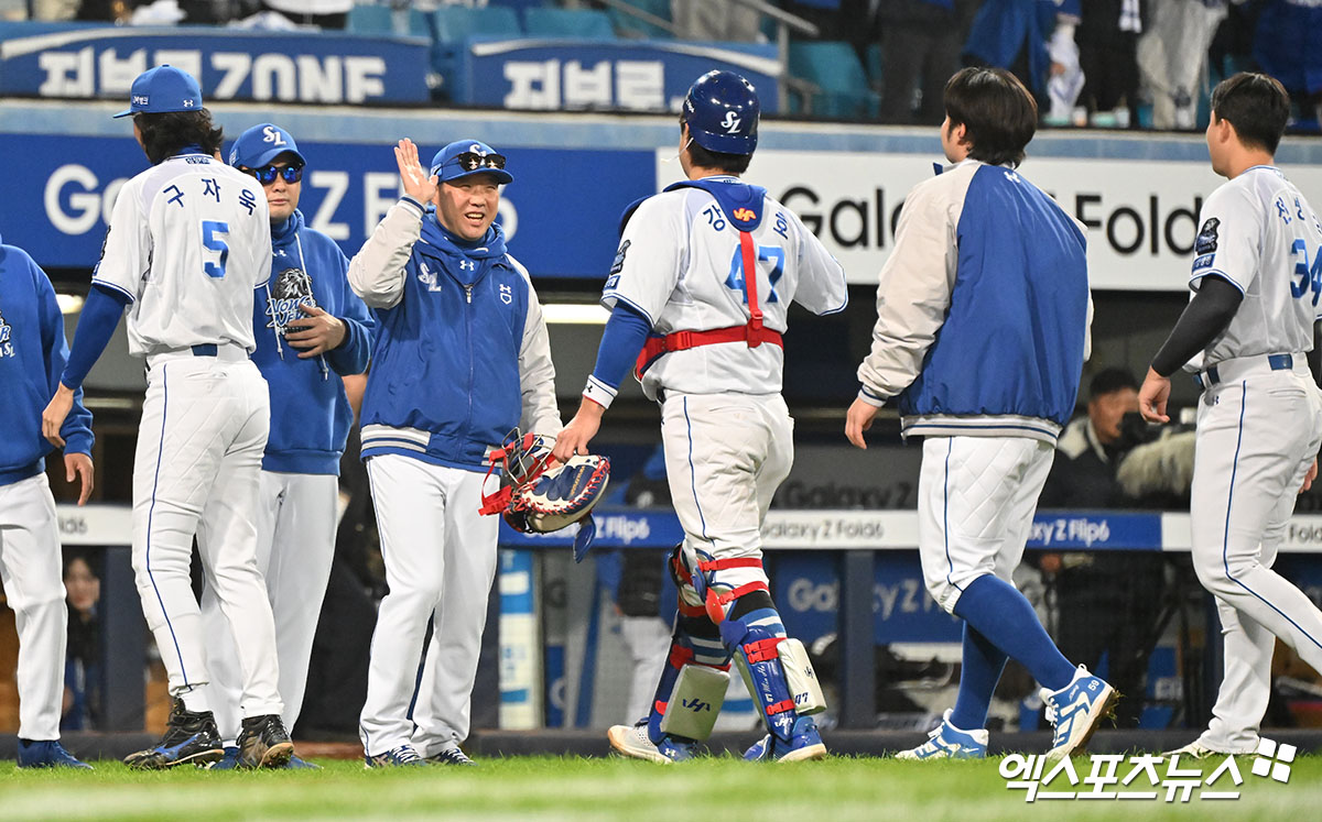 25일 오후 대구삼성라이온즈파크에서 열린 '2024 신한 SOL Bank KBO 한국시리즈' KIA 타이거즈와 삼성 라이온즈의 3차전 경기, 이날 경기에서 승리한 삼성 박진만 감독이 선수들과 함께 기뻐하고 있다. 엑스포츠뉴스DB