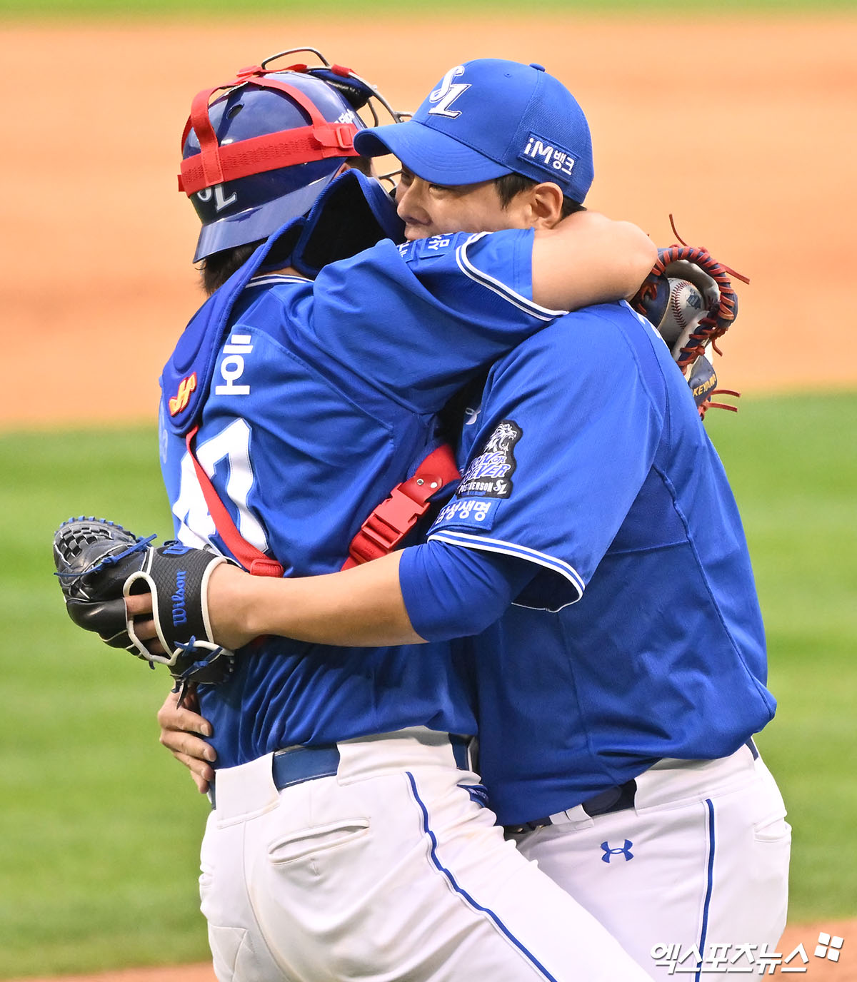 19일 오후 서울 송파구 잠실야구장에서 열린 '2024 신한 SOL Bank KBO 포스트시즌' 삼성 라이온즈와 LG 트윈스의 플레이오프 4차전 경기, 이날 경기에서 승리한 삼성 선수들이 기뻐하고 있다. 엑스포츠뉴스DB