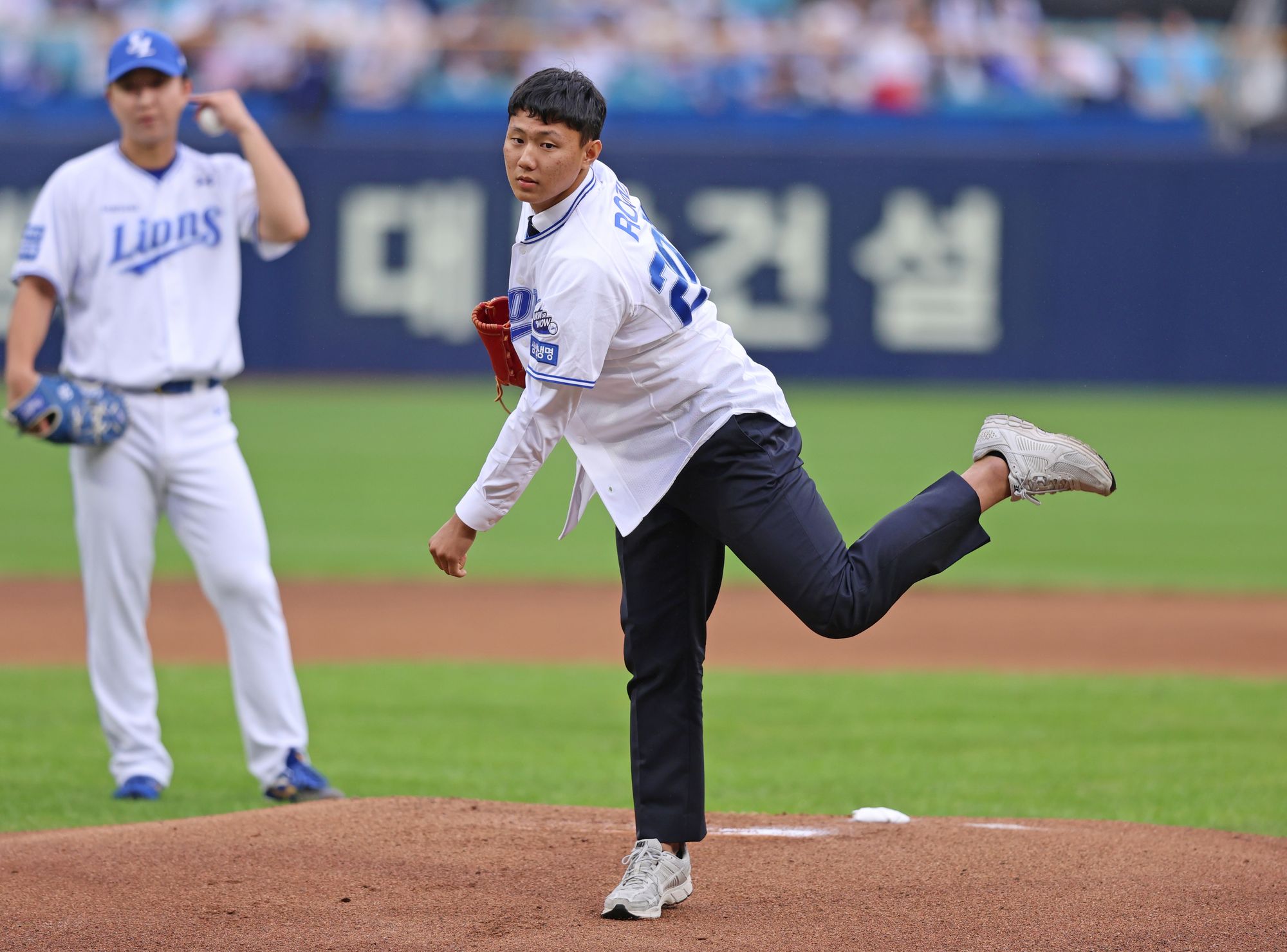 대구 삼성라이온즈파크에서 열린 2024 신한 SOL Bank KBO리그 LG 트윈스와 삼성 라이온즈의 경기, 신인 배찬승이 시구를 하고 있다. 삼성 라이온즈