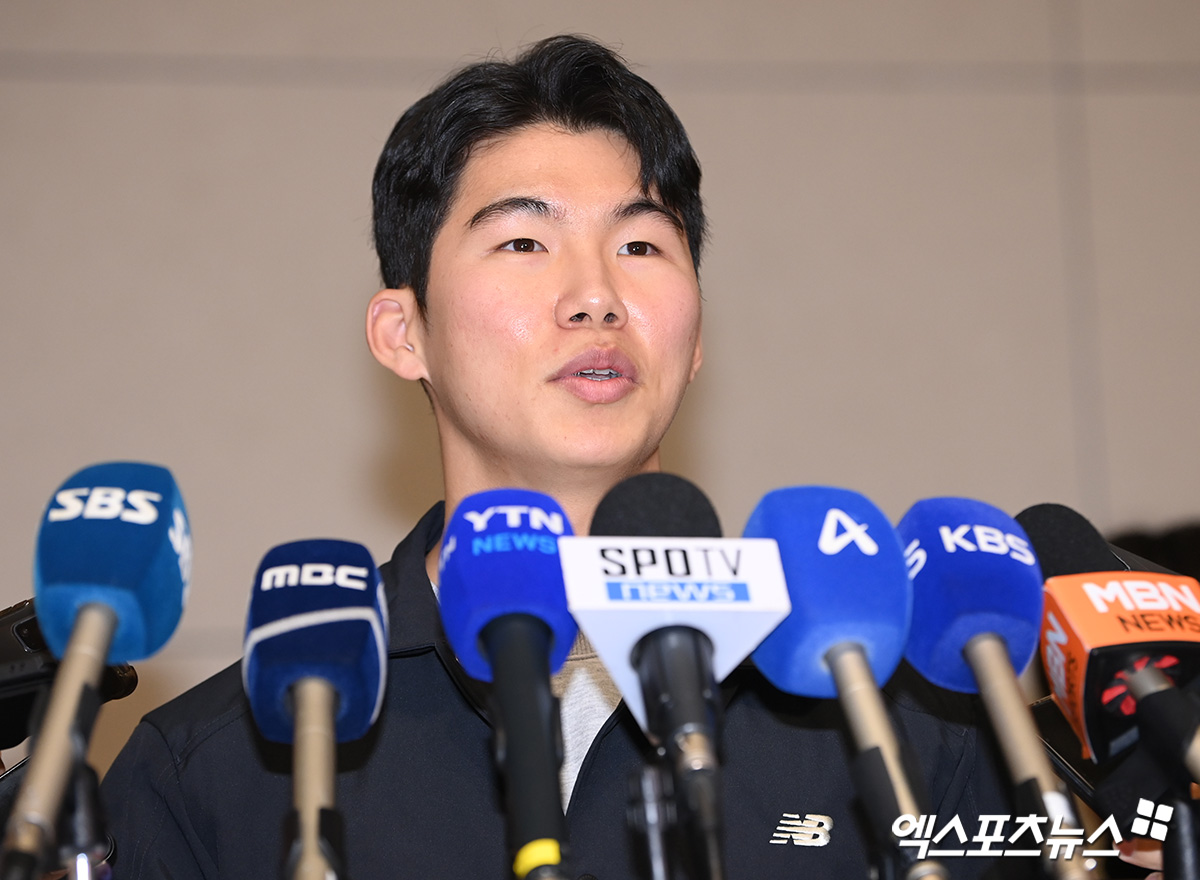 미국 메이저리그(MLB) LA 다저스와 계약한 김혜성이 14일 오후 인천국제공항을 통해 출국하고 있다.  김혜성은 포스팅 마감 약 4시간을 앞두고 지난 4일 LA 다저스와 3+2년 최대 2200만 달러(약 323억8400만원)에 계약하며 MLB 진출의 꿈을 이뤘다.  출국 후 김혜성은 애리조나주 글렌데일 캐멀백랜치에서 열리는 LA 다저스 스프링캠프에 합류해 본격적인 데뷔 시즌 준비에 나설 예정이다. 엑스포츠뉴스 DB