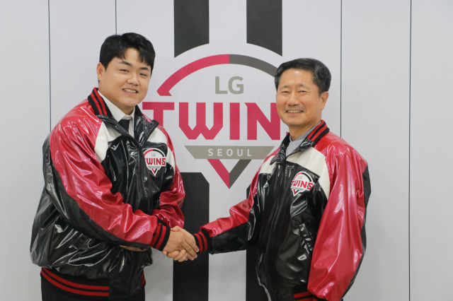 LG 투수 장현식(왼쪽)은 비시즌 FA(자유계약선수) 계약으로 KIA를 떠나 LG로 이적했다. 유니폼을 갈아입자마자 마무리 투수라는 중책을 수행해야 한다. LG 트윈스