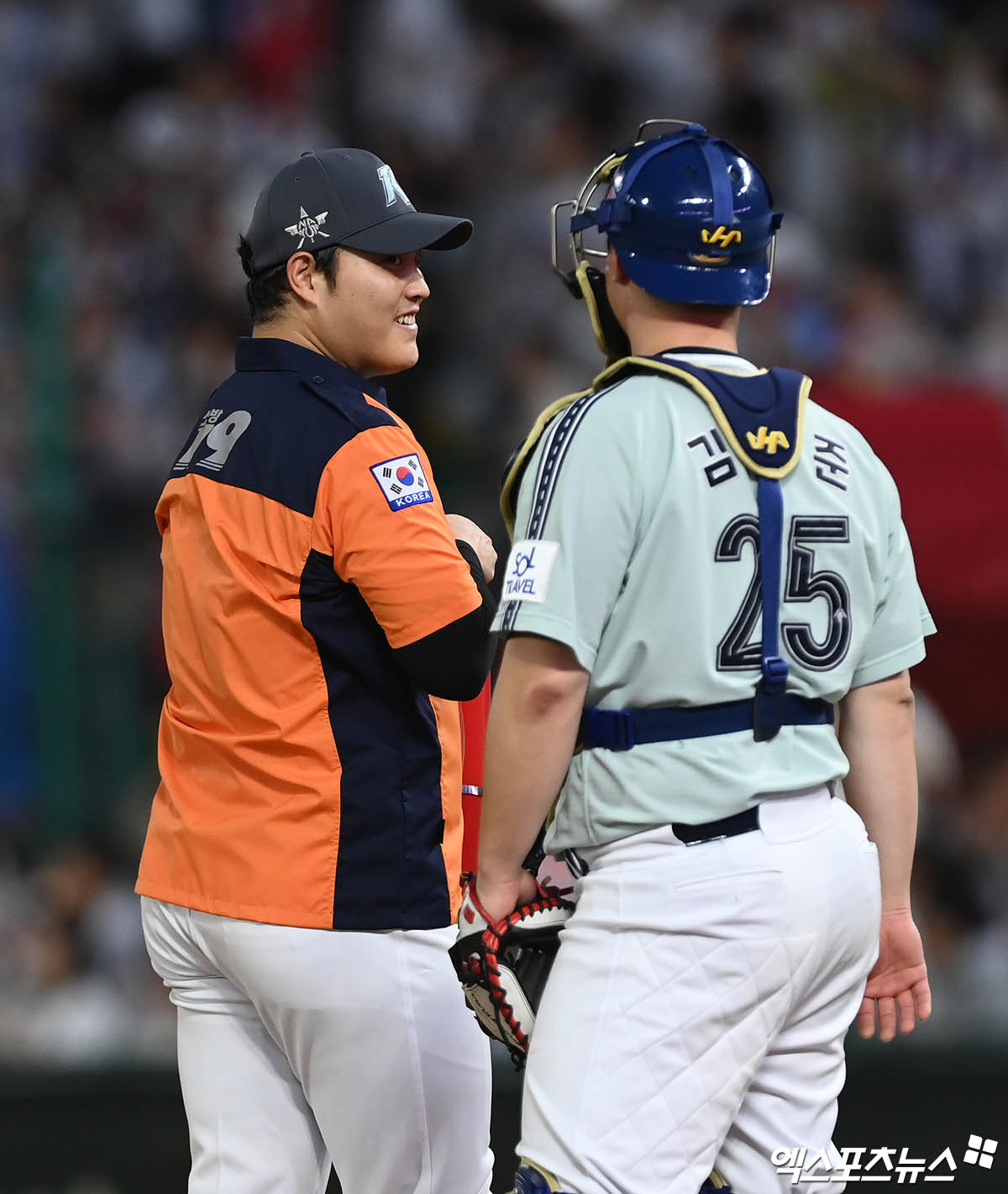 6일 오후 인천SSG랜더스필드에서 열린 '2024 신한 SOL Bank KBO 올스타전' 드림 올스타와 나눔 올스타의 경기, 6회말 1사 1루 나눔 조상우가 소방관 분장을 하고 마운드에 올라 김형준과 이야기를 나누고 있다. 엑스포츠뉴스 DB