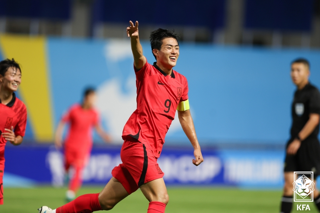 헹크가 23일(한국시간) 공식 홈페이지를 통해 한국의 유망주 스트라이커 김명준을 영입했다고 공식 발표했다. 구단이 발표한 계약 기간은 2년 반이며 2년 연장 옵션이 포함돼 있다. 대한축구협회