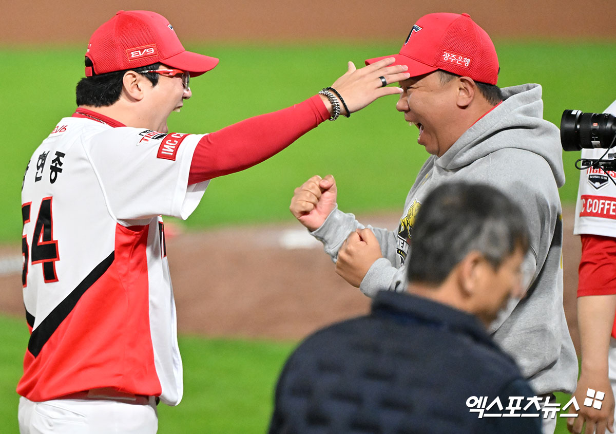 28일 오후 광주기아챔피언스필드에서 열린 '2024 신한 SOL Bank KBO 한국시리즈' 삼성 라이온즈와 KIA 타이거즈의 5차전 경기, KIA가 삼성에 7:5로 승리하며 7년 만에 통합 우승을 차지했다.  통합우승을 차지한 KIA 양현종과 이범호 감독이 기뻐하고 있다. 엑스포츠뉴스 DB