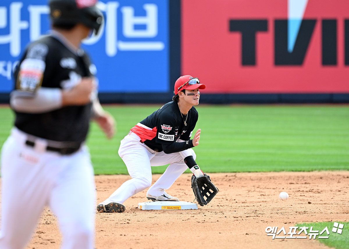 16일 오후 수원KT위즈파크에서 열린 '2024 신한 SOL Bank KBO리그' KIA 타이거즈와 KT 위즈의 경기, 5회말 1사 1,2루 KIA 박찬호가 KT 김민혁의 타구를 잡아 정준영을 포스아웃 시키고 있다. 엑스포츠뉴스 DB