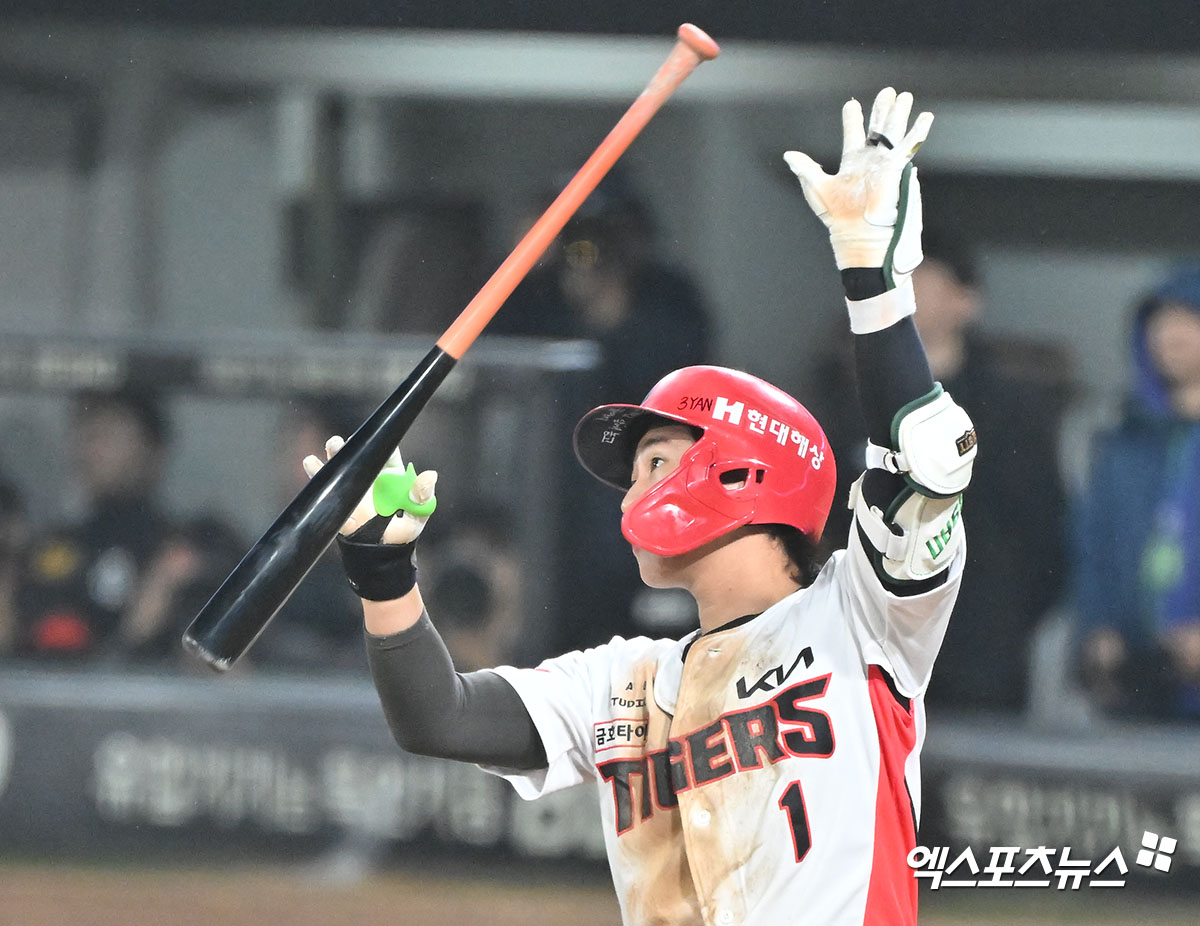 28일 오후 광주기아챔피언스필드에서 열린 '2024 신한 SOL Bank KBO 한국시리즈' 삼성 라이온즈와 KIA 타이거즈의 5차전 경기, 8회말 1사 1루 KIA 박찬호가 1타점 2루타를 날리고 있다. 엑스포츠뉴스 DB